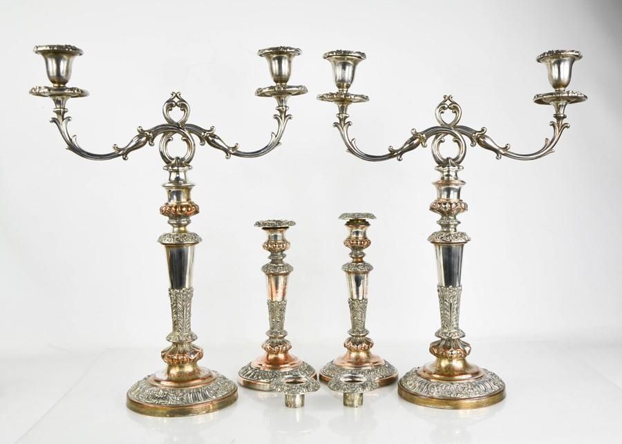 Null 一对19世纪的可互换的烛台/烛台和配套的较小的一对烛台，都有可移动的蜡烛插座，烛台高46厘米。