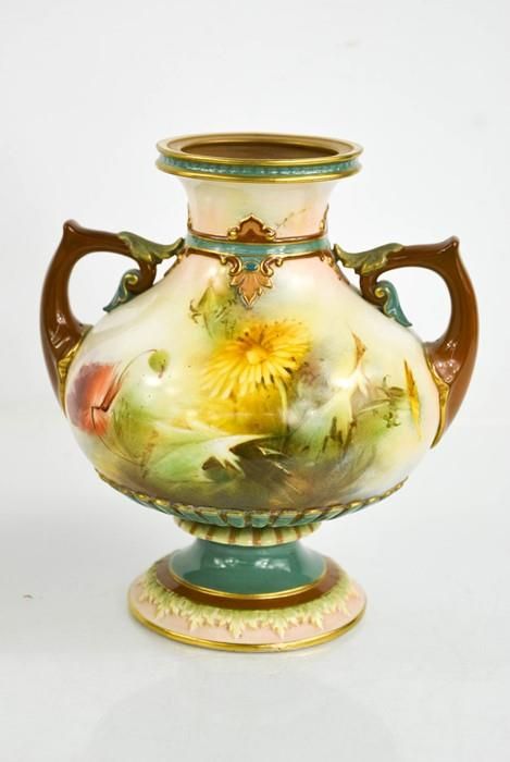 Null Un vase de Hadley's Royal Worcester peint avec des fleurs, avec des poignée&hellip;