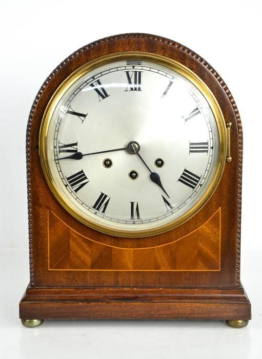 Null Une horloge de manteau en acajou du 19ème siècle, avec bord perlé, cadran à&hellip;