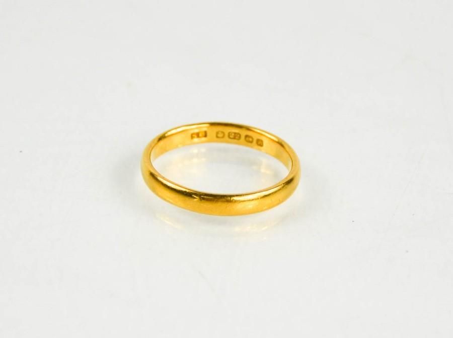 Null 一枚22K金结婚戒指，尺寸为O，4克。