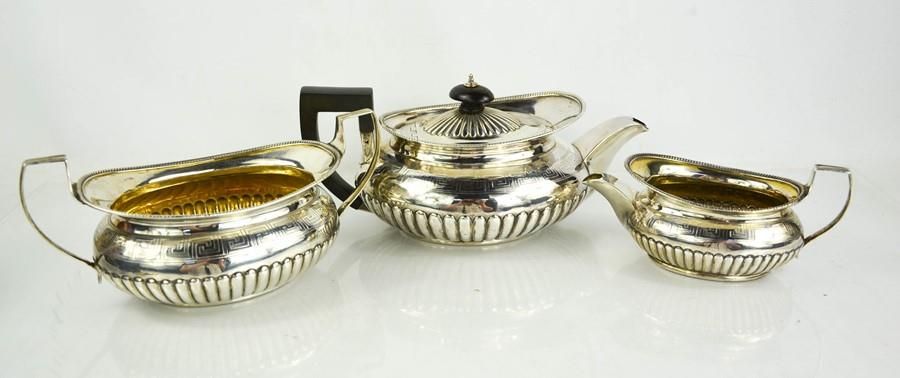 Null 罗伯特和塞缪尔-亨内尔的乔治三世银质三件套茶具，伦敦1805年，椭圆形，刻有希腊钥匙图案，包括茶壶、牛奶壶和糖碗，41toz。