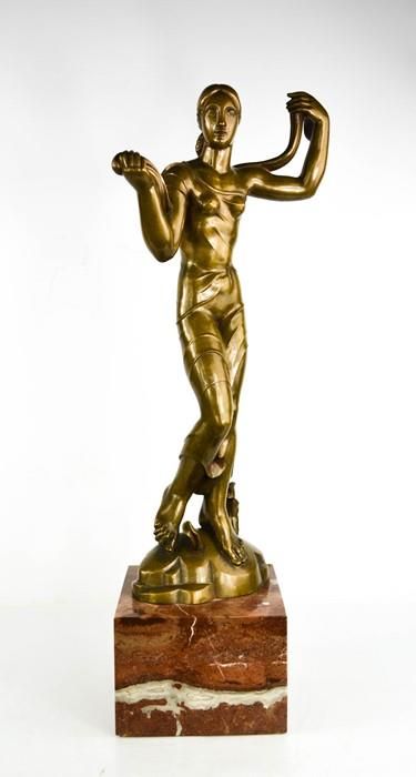 Null Jaroslaw Horecj（1886-1983）。装饰艺术风格的青铜像，置于红色大理石底座上，脚下有签名，高64厘米。