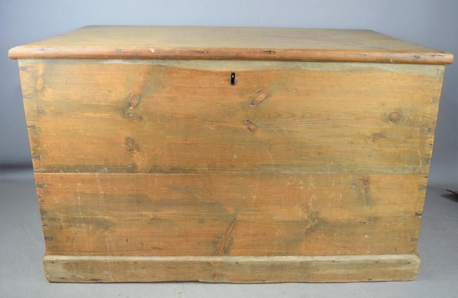 Null Una scatola per coperte in pino del 19° secolo lunga 77 cm x 45 cm di profo&hellip;