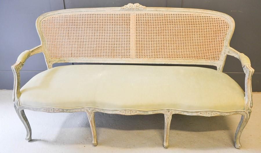 Null 一张法国19世纪风格的沙发，带花纹雕刻的藤条背，形状的手臂和软垫座椅，上面有四个正面雕刻的腿，168 x 55 x 91厘米。