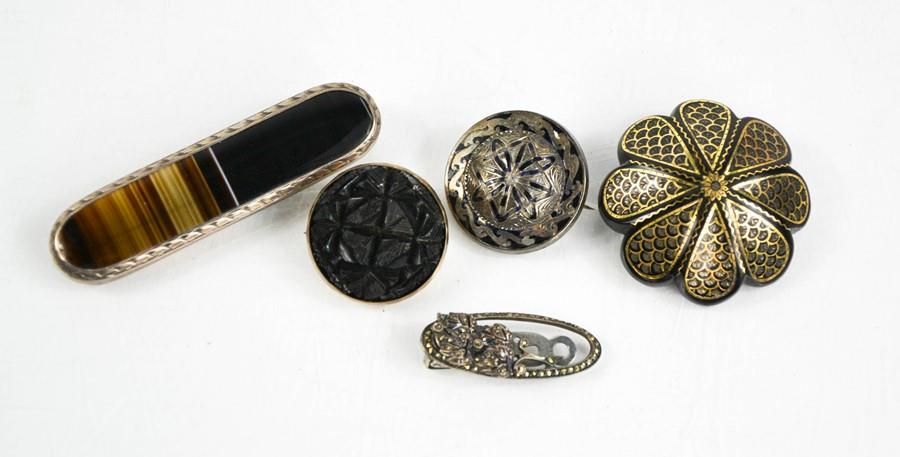 Null 一组胸针，包括一个玛瑙和银的，一个玳瑁，银和金的，以及一个银和珐琅的例子。