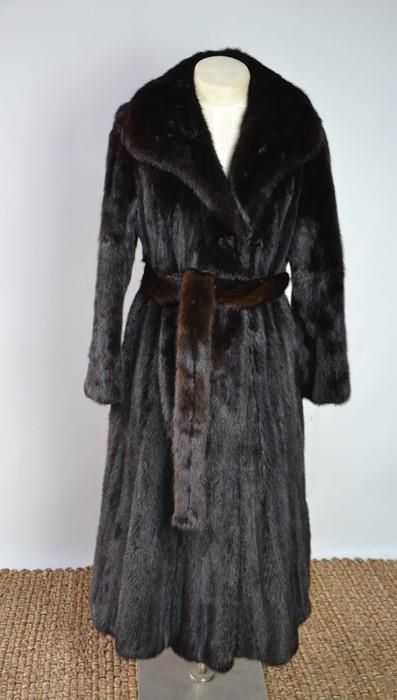 Null 一件全长的貂皮大衣和腰带，装在原来的袋子里，尺寸为10-12。