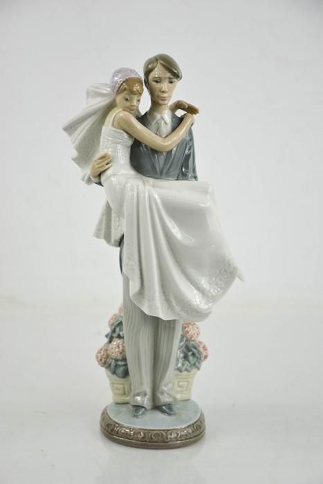 Null Figurine en porcelaine Lladro, homme portant la mariée dans ses bras.
