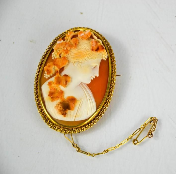 Null Une broche camée en or 15ct, représentant un portrait de femme, du raisin e&hellip;