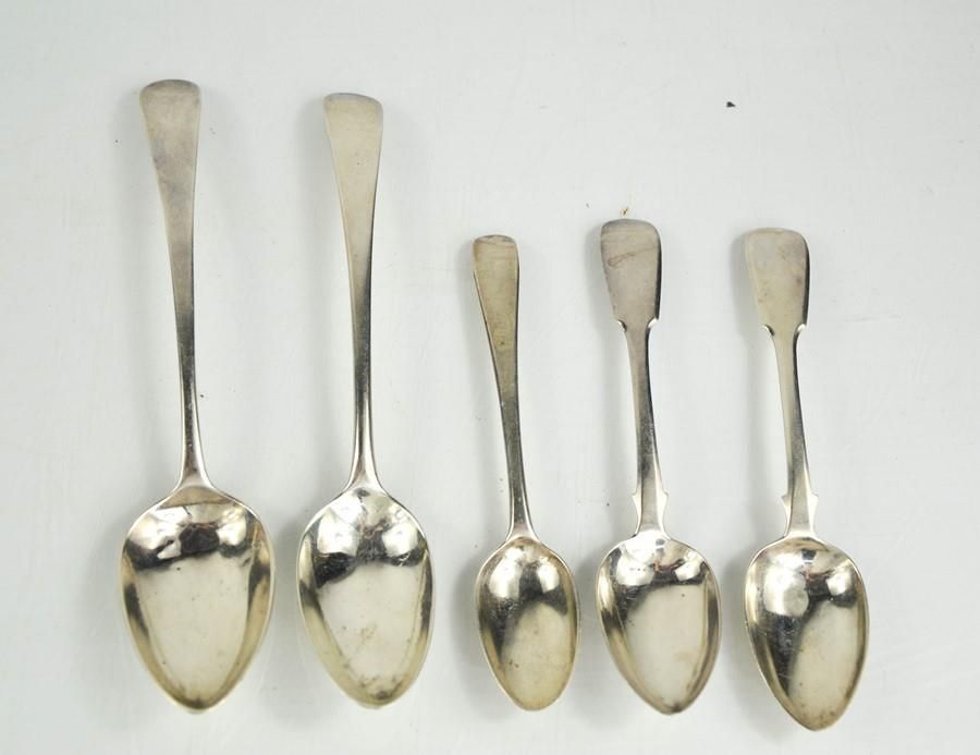 Null A group of Georgian silver to include two dessert spoons and three tea spoo&hellip;