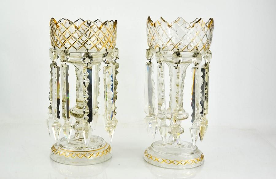 Null 一对维多利亚时代的玻璃光泽，带切割玻璃碗和支架，完整的切割玻璃滴，有镀金的亮点，高14英寸。