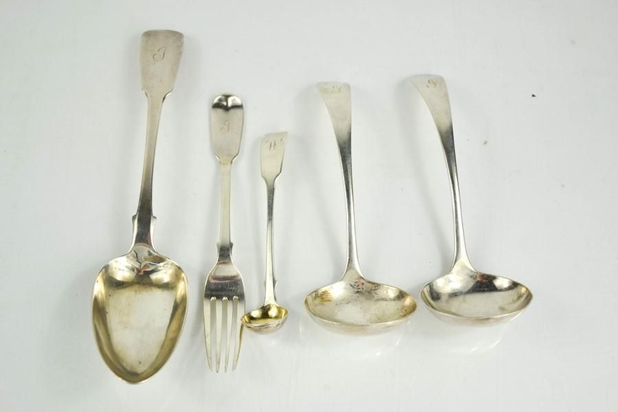 Null 一组银器，包括一个乔治亚时代的服务勺，两个勺子，叉子和酱汁勺，各种标记，8.29toz.