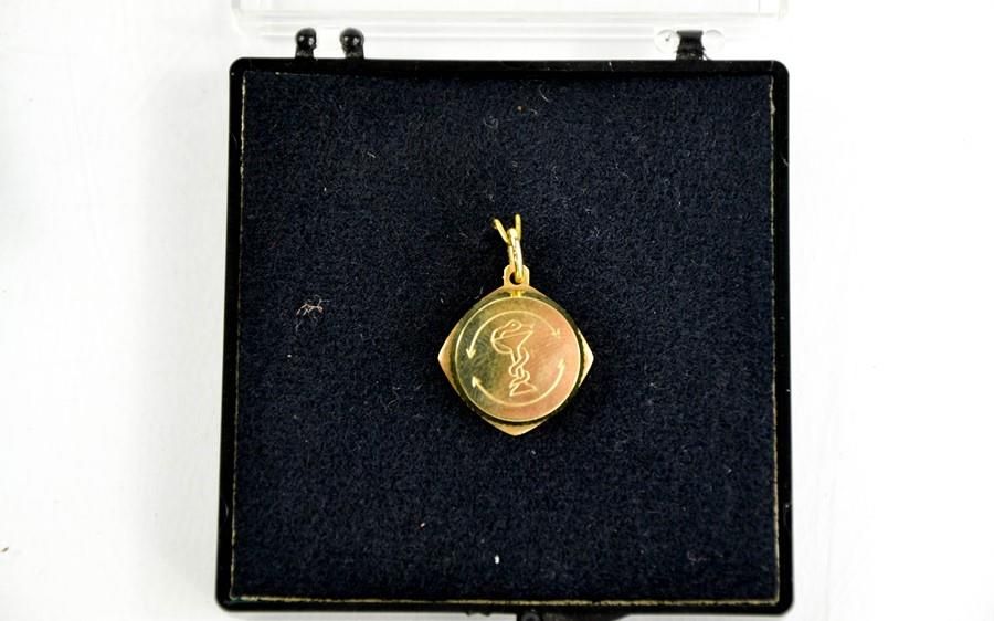 Null An 8ct gold SOS medallion pendant, 1cm diameter.