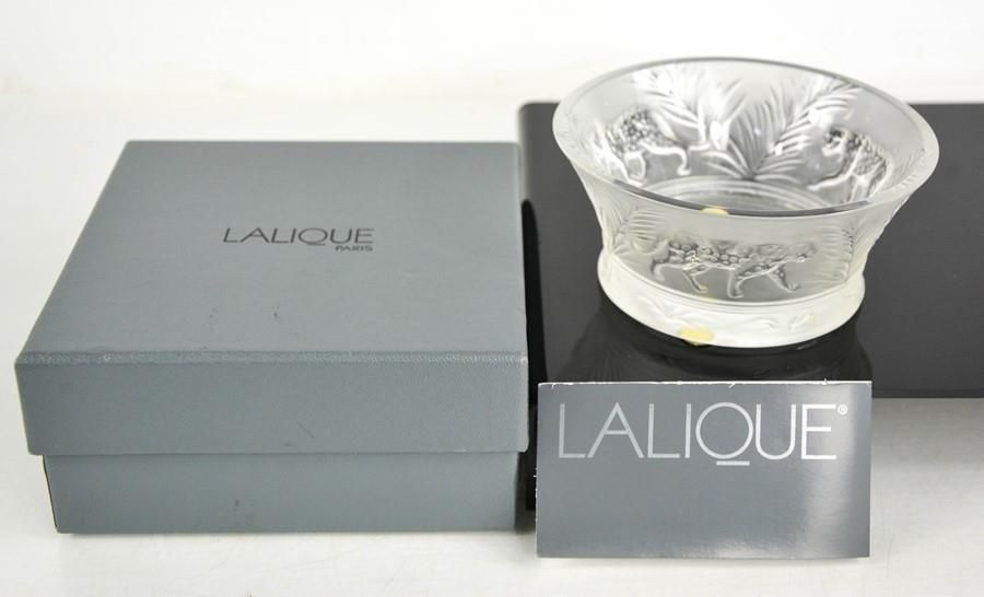Null Un bol en verre Lalique, embossé avec des tigres, avec sa boîte originale. &hellip;