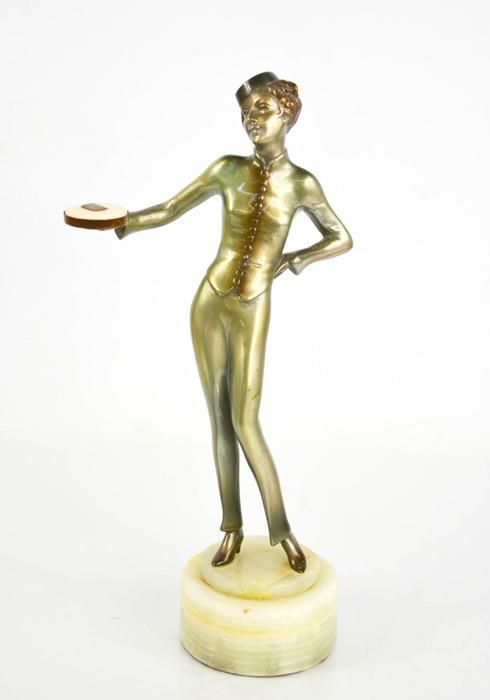 Null 约瑟夫-洛伦茨尔（1892-1950）。女服务员，大约1930年的装饰艺术小雕像，有光泽的金属光泽，在玛瑙底座上凸起，高26厘米。
