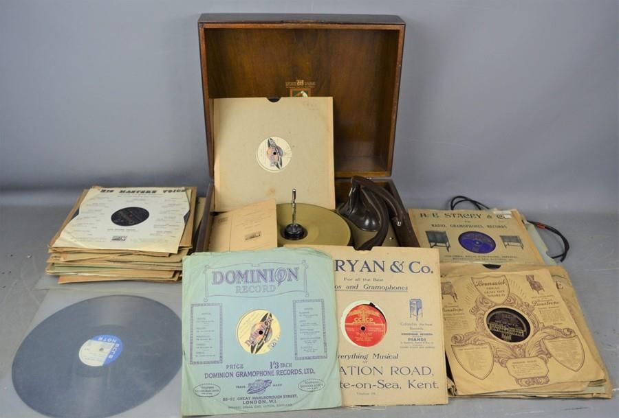 Null Un gramophone électrique HMV modèle 2128A et une quantité de disques 78 pou&hellip;