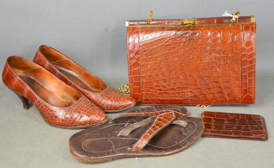 Null 一组复古的鳄鱼皮物品，包括手提包、鞋子、人字拖和钱包。
