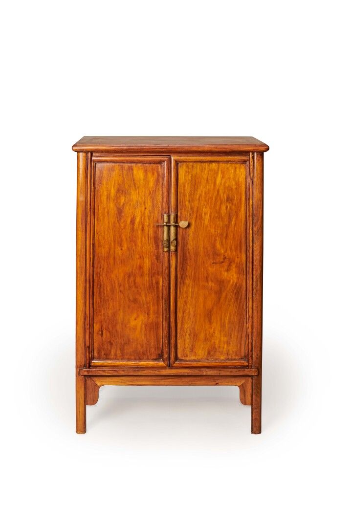 Null CHINE - XIXe siècle

Paire de cabinets en bois, le plateau en doucine, ouvr&hellip;