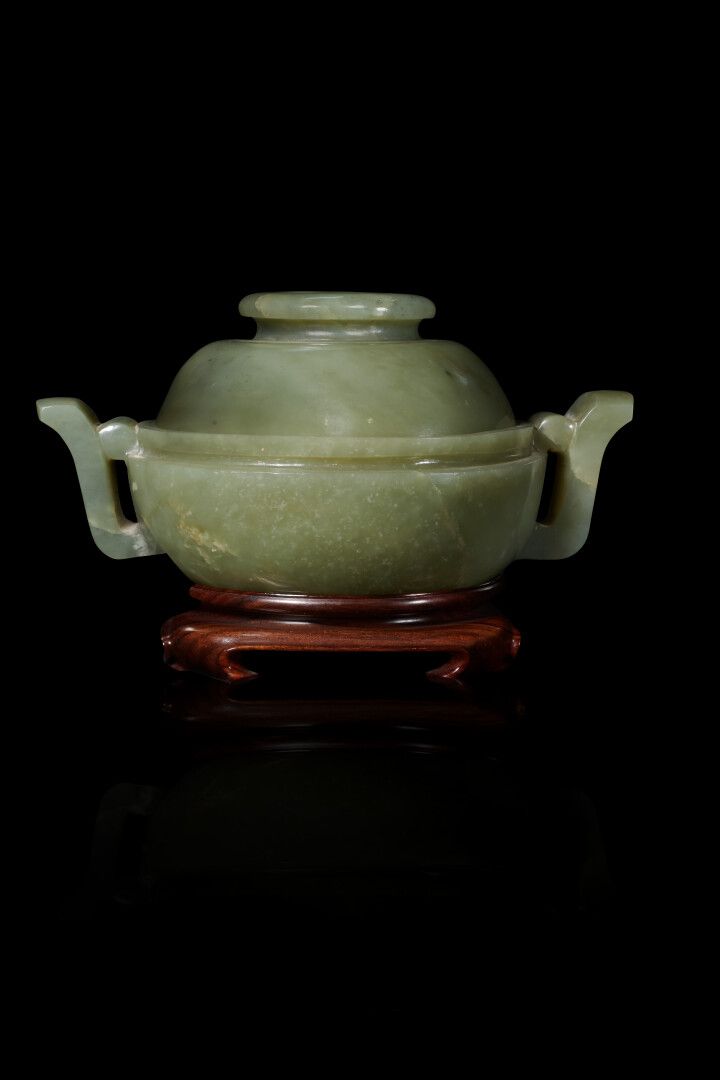 Null CHINE - dynastie Qing

Brûle-parfum couvert à deux anses en néphrite verte.&hellip;