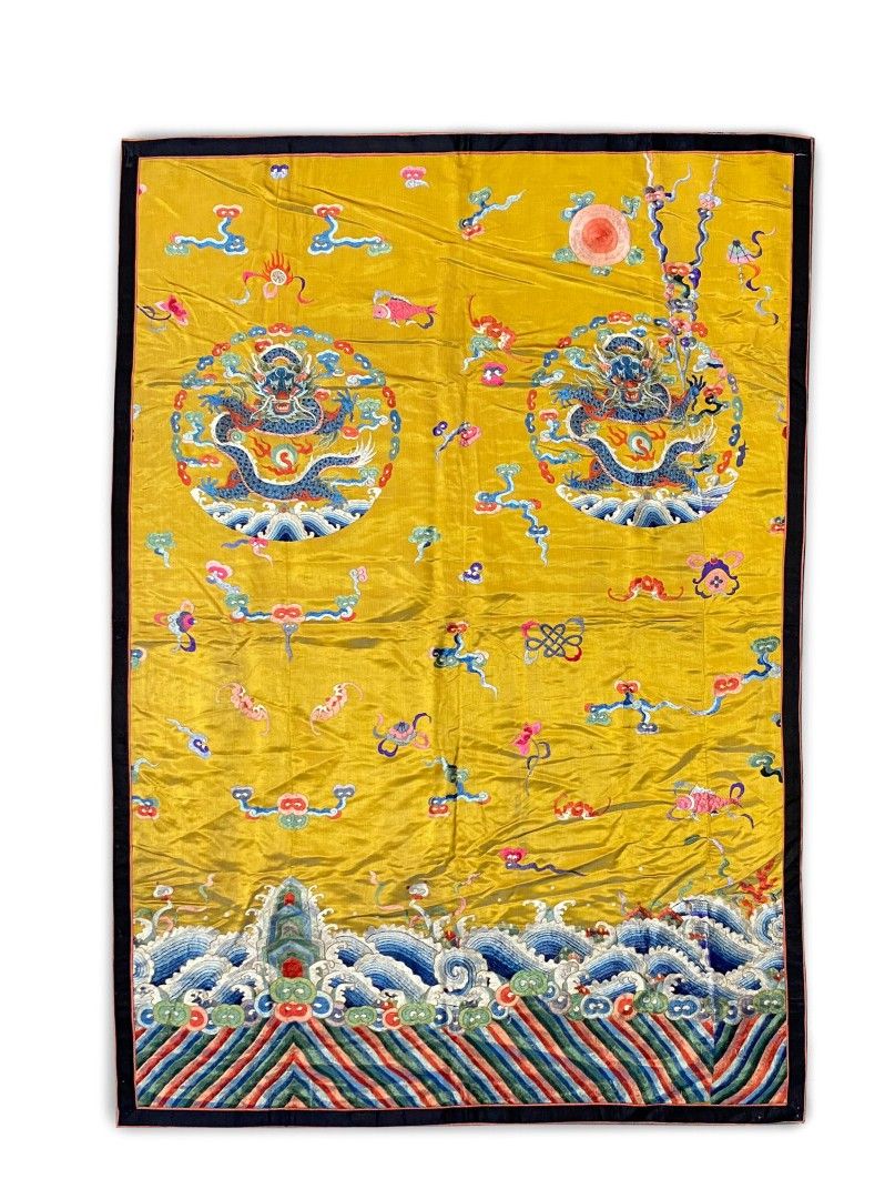 Null CHINE - fin XIXe siècle

Large panneau rectangulaire en soie jaune brodée p&hellip;