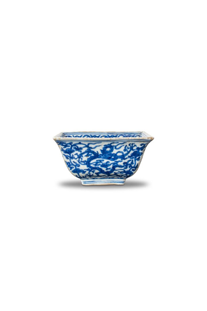 Null CHINE - dynastie Ming ou postérieure

Coupe carrée en porcelaine décorée en&hellip;