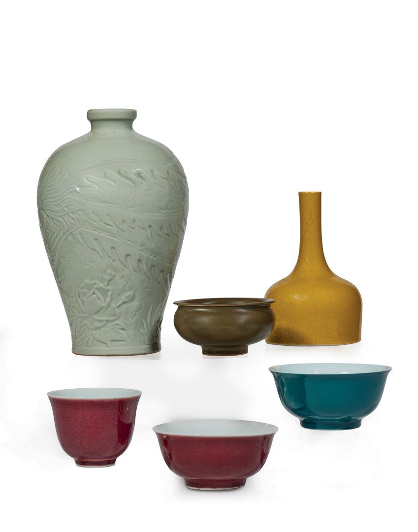 Null CHINE - XXe siècle

Ensemble comprenant: 

- Vase de forme meiping en porce&hellip;