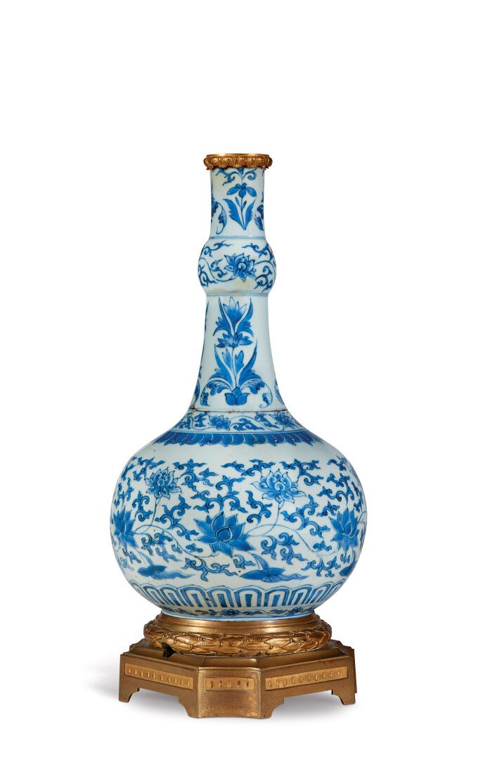 Null CHINE - Epoque KANGXI (1662 - 1722)

Vase de forme balustre à bulbe en porc&hellip;