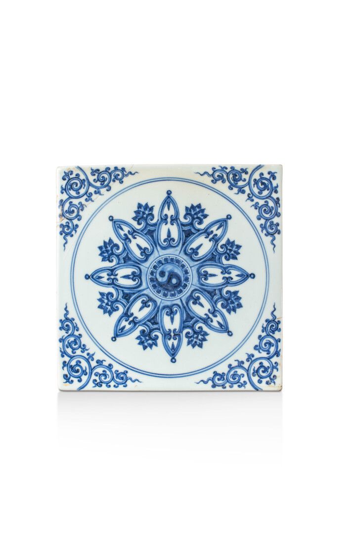 Null CHINE

Carreau de forme carrée en porcelaine décorée en bleu sous couverte &hellip;