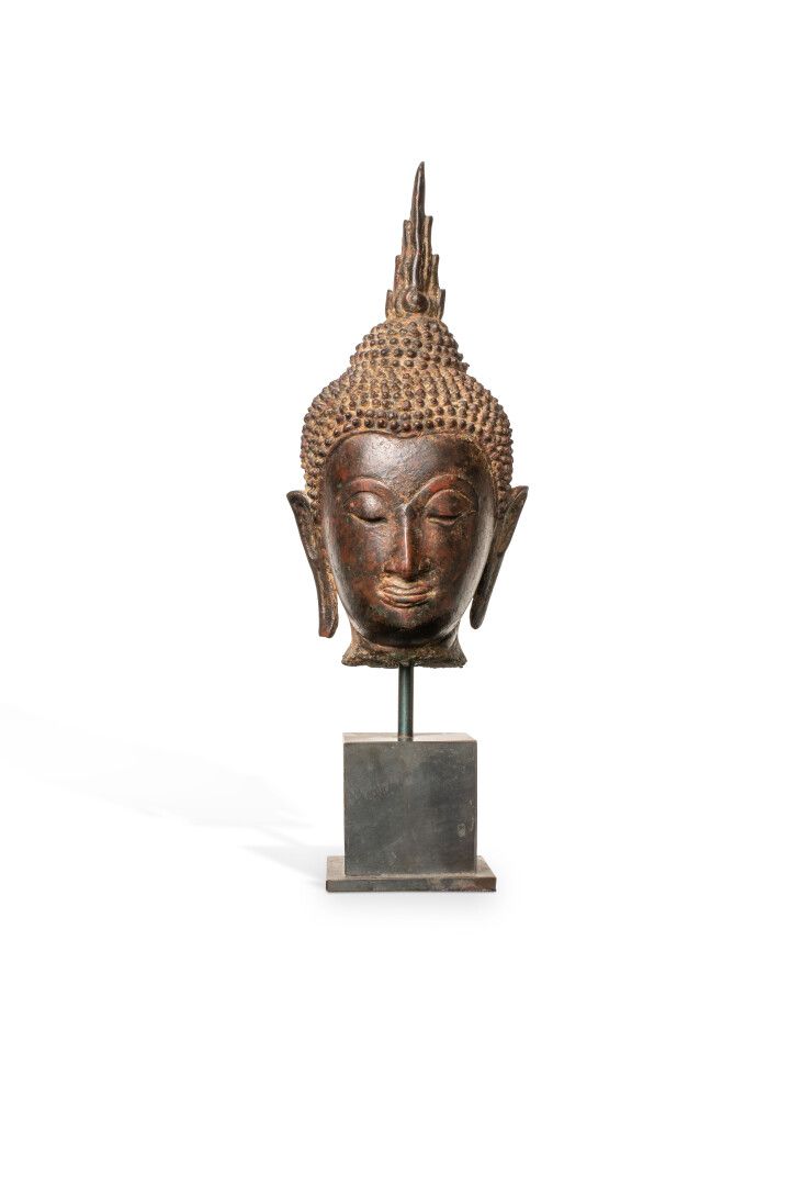 Null TÊTE DE BOUDDHA EN BRONZE

Thaïlande, XVIIe XVIIIe siècle

Tête de bouddha &hellip;