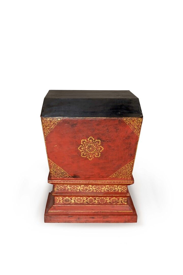 Null THAILANDE - XXe siècle

Grand coffre en bois laqué rouge et or rétrécissant&hellip;