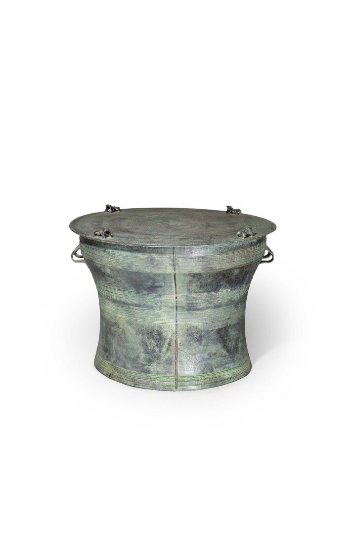 Null VIETNAM - XIXe siècle

Tambour de pluie en bronze à patine brune et verte, &hellip;