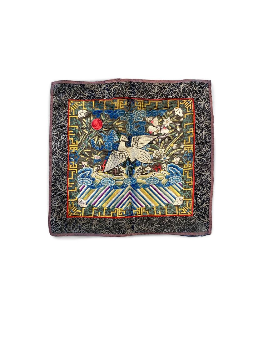 Null CHINE - DYNASTIE QING, XIXe siècle

Deux badges en soie brodée à décor de g&hellip;