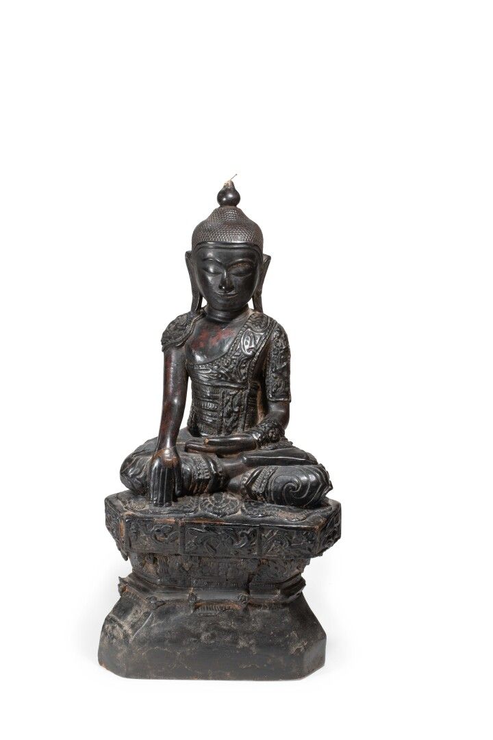 Null BIRMANIE - XXe siècle

Statuette de bouddha en bois laqué brun, assis en pa&hellip;