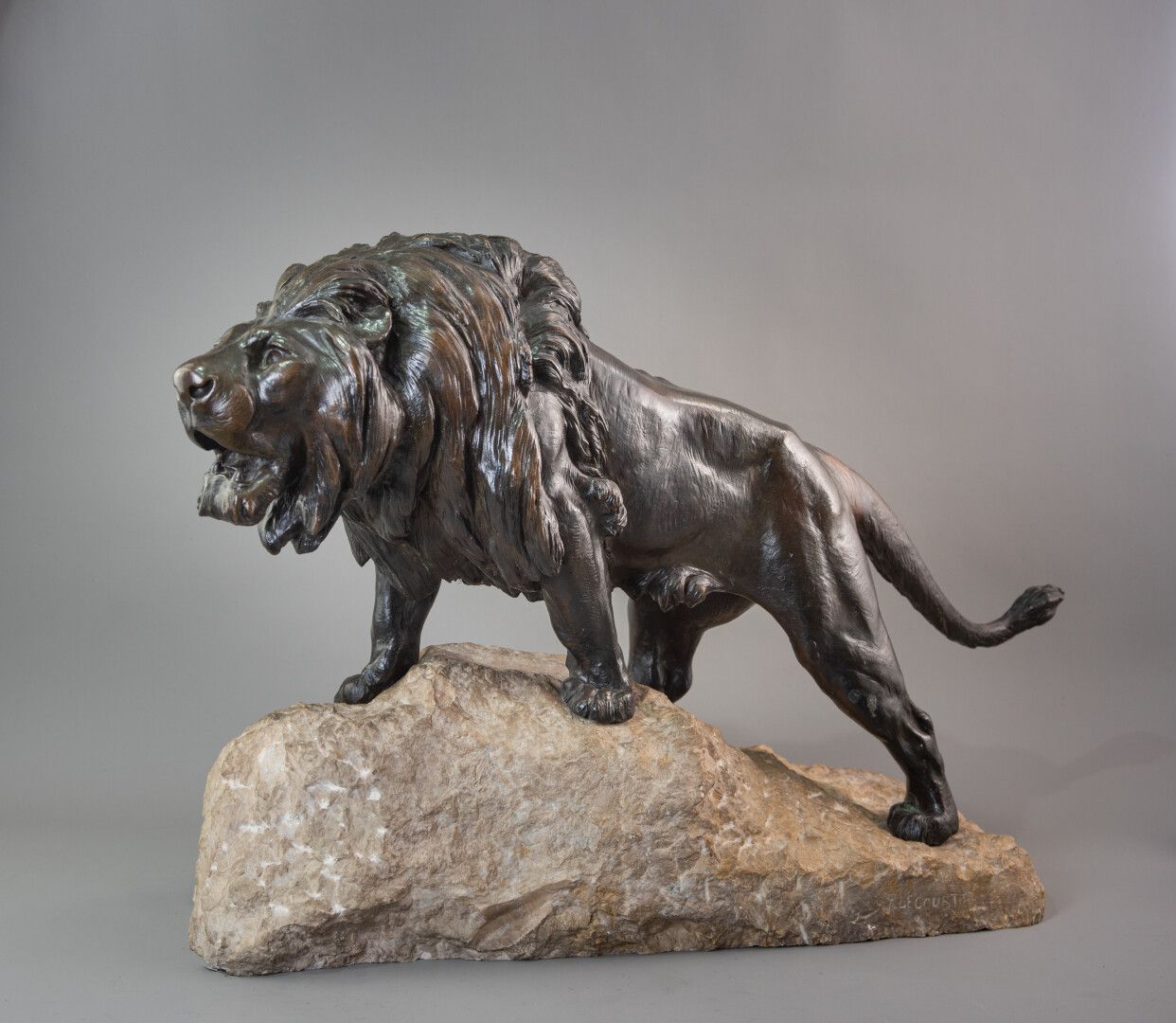 Null Prosper LECOURTIER (1855-1924) "Lion rugissant" Bronze sur un socle en pier&hellip;