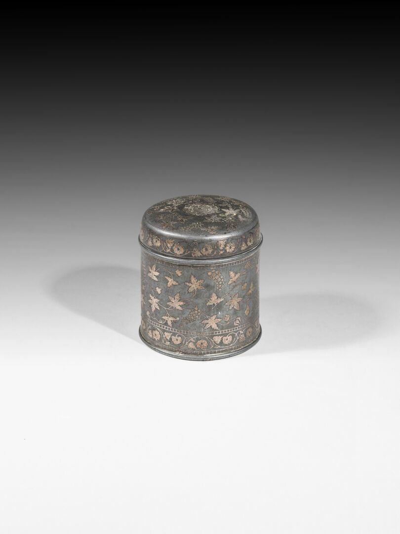 Null 圆形有盖bidri茶盒

印度，19世纪

饰以成串的葡萄

高：9厘米

(2776)