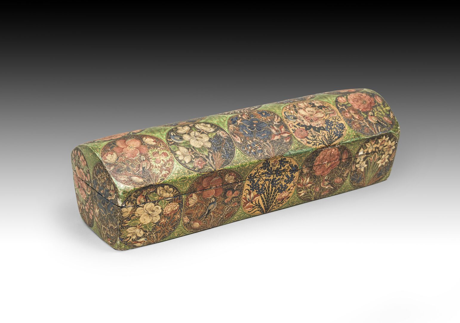 Null Covered pen box in paper maché decorated with medallions of flowers on a gr&hellip;