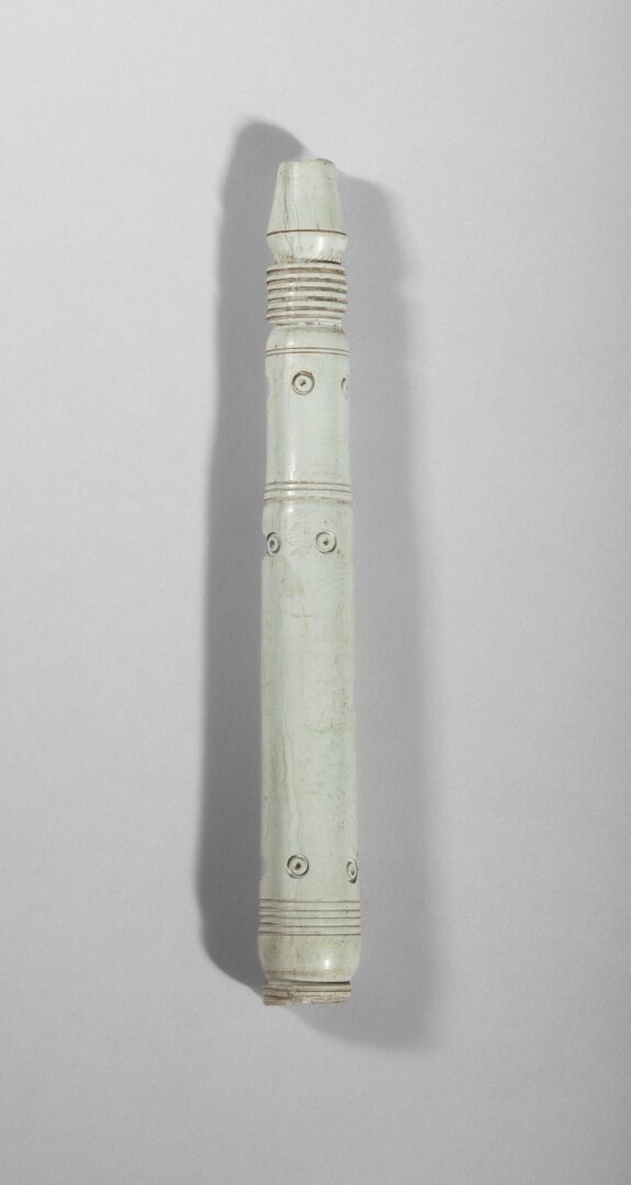Null Geschnitztes Mundstück aus Speckstein.

Indien, 19. Jahrhundert 

9,7 cm

(&hellip;