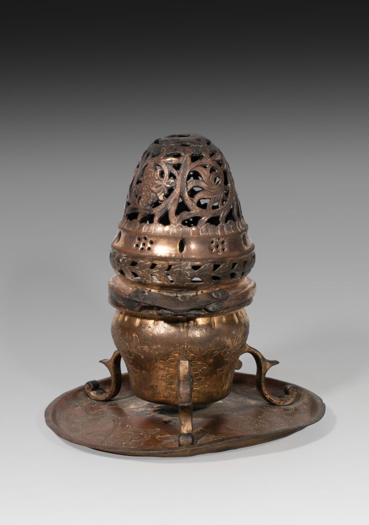 Null Brûle-parfum en cuivre doré (tombak)

Turquie, art ottoman, XVIIIe siècle

&hellip;
