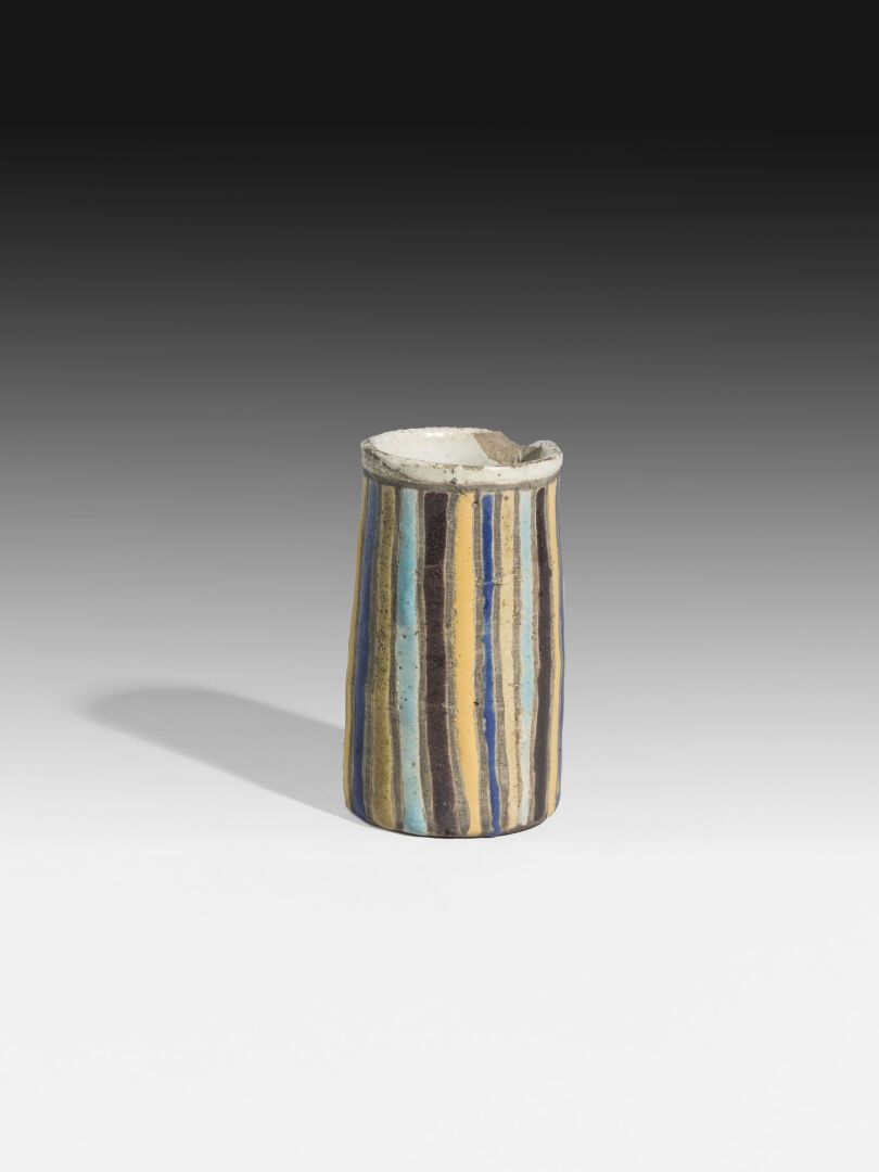 Null KLEINE VASE aus glasiertem Steinzeug.

Mittlerer Osten

H.6,3 cm

(2189 und&hellip;