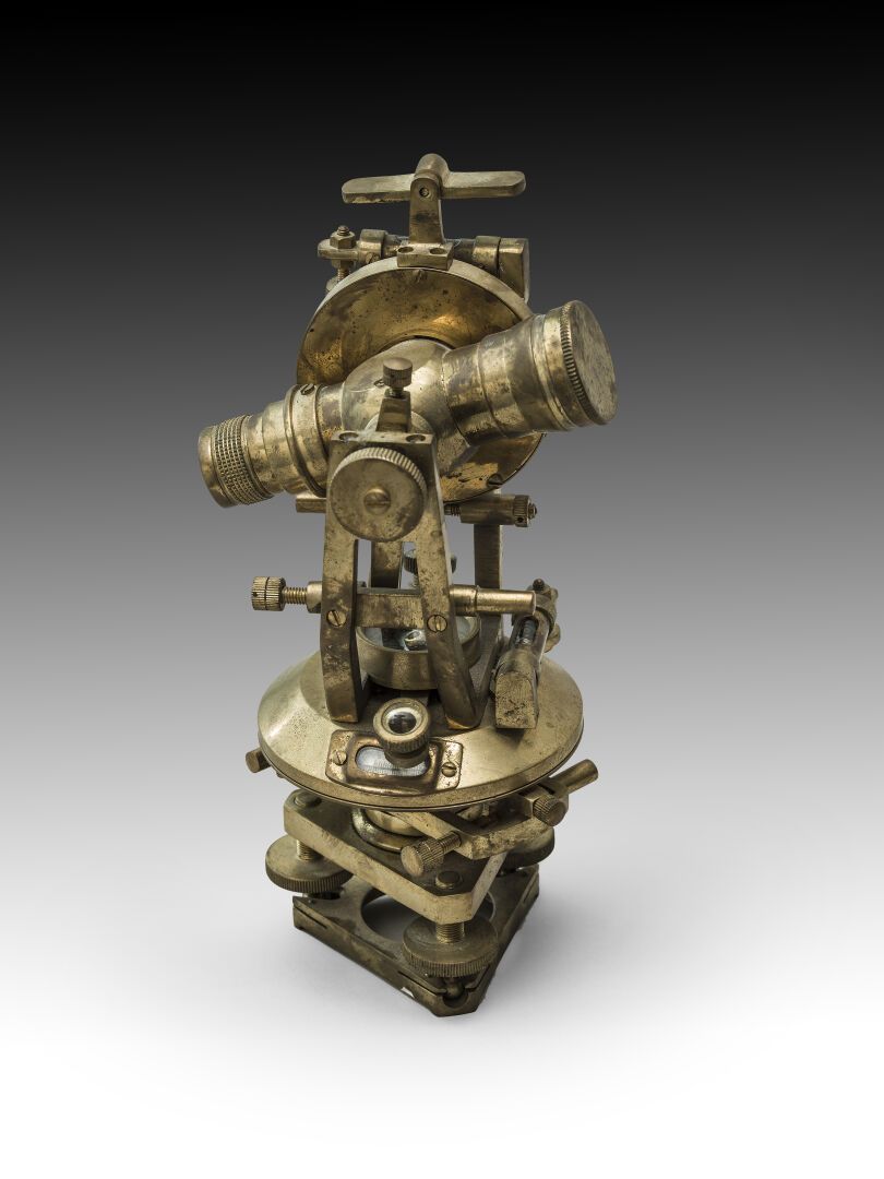 Null THEODOLITE in brass

H.22,5 cm

(0055 and 0053)