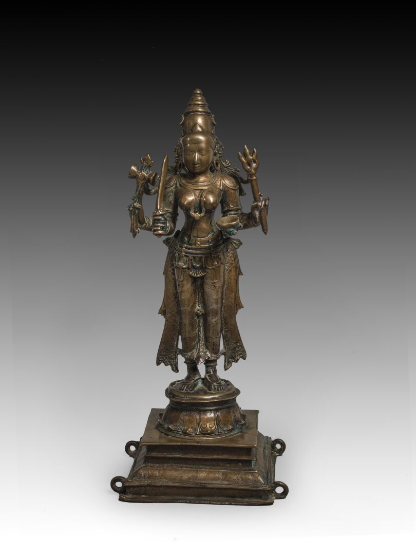 Null Statuette en alliage de cuivre figurant Parvati debout sur un socle lotifor&hellip;