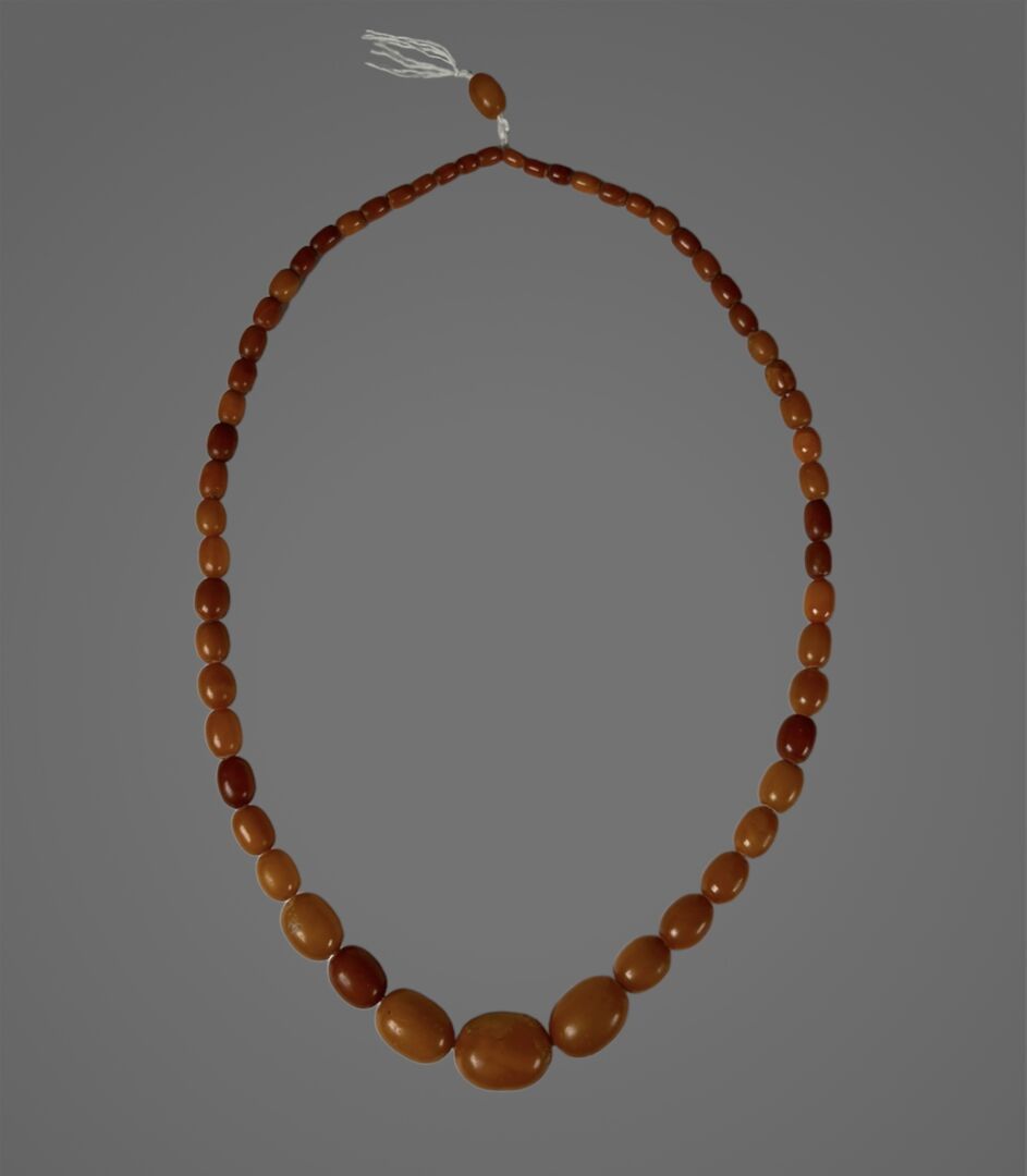 Null Necklace made of amber beads

PB : 42.4 gr