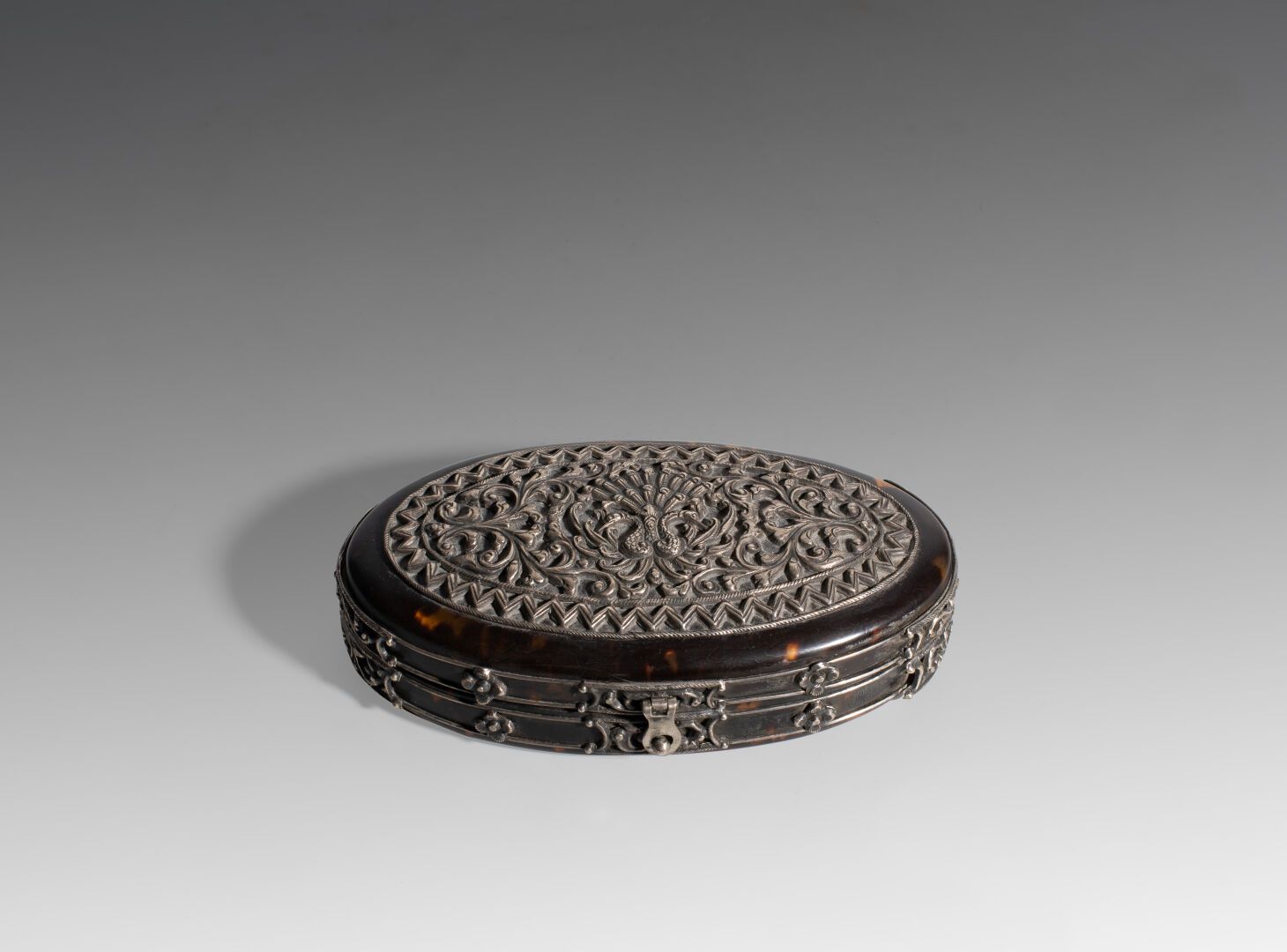 Null 椭圆形银色和玳瑁色盒子

19世纪

长：12厘米

(2530)