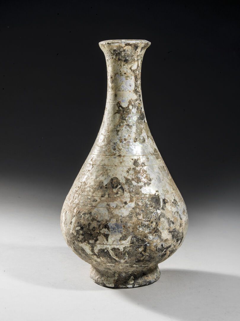 Null VASE aus Glas in Flaschenform.

Römischer Stil

H. 19 cm

(1021 und 1029)