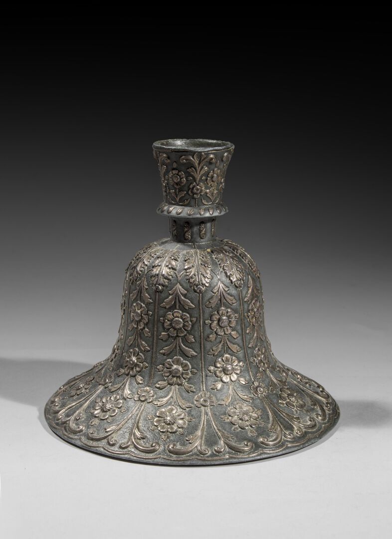 Null HUQQA BASE in silver inlaid bidri, huqqa base,

INDIA, DECCAN, 19th CENTURY&hellip;