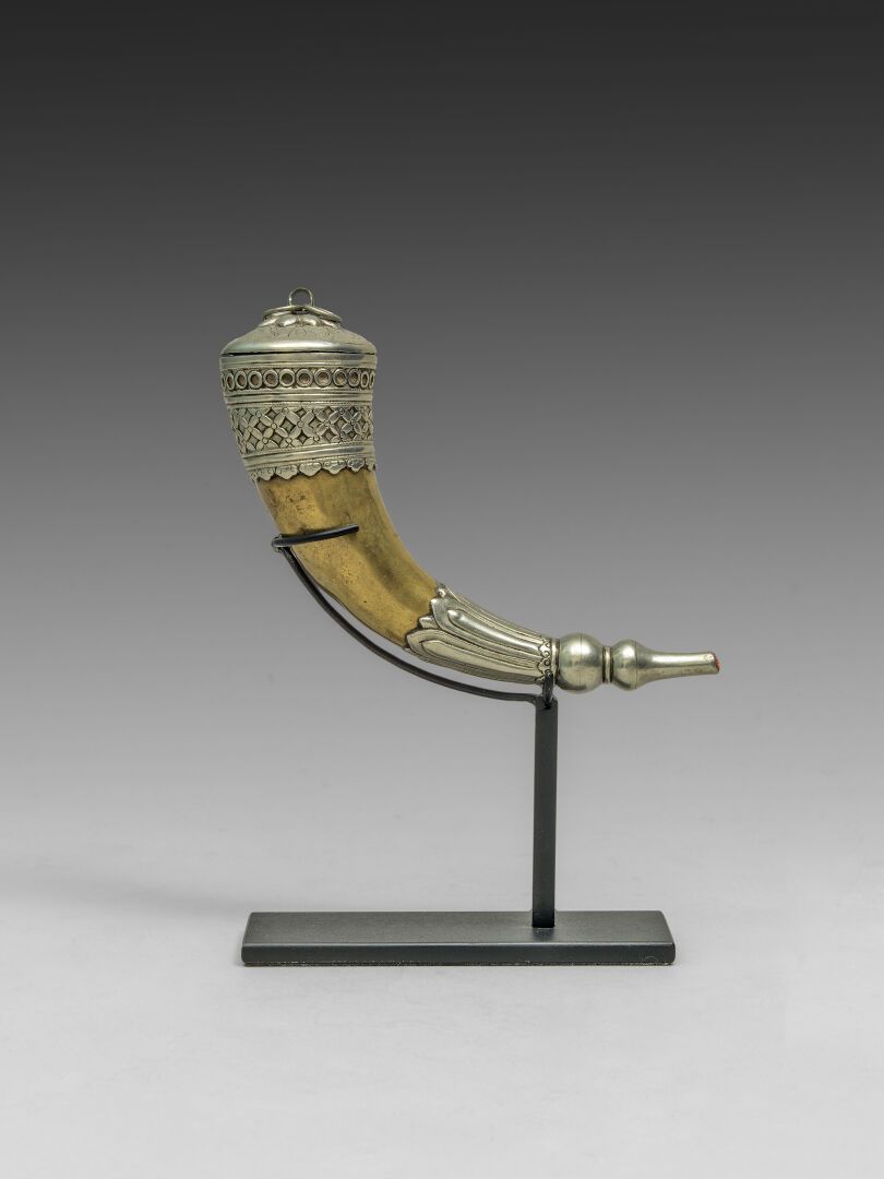 Null 黄铜和银质火药瓶

19世纪

长16.3厘米 

(3094)