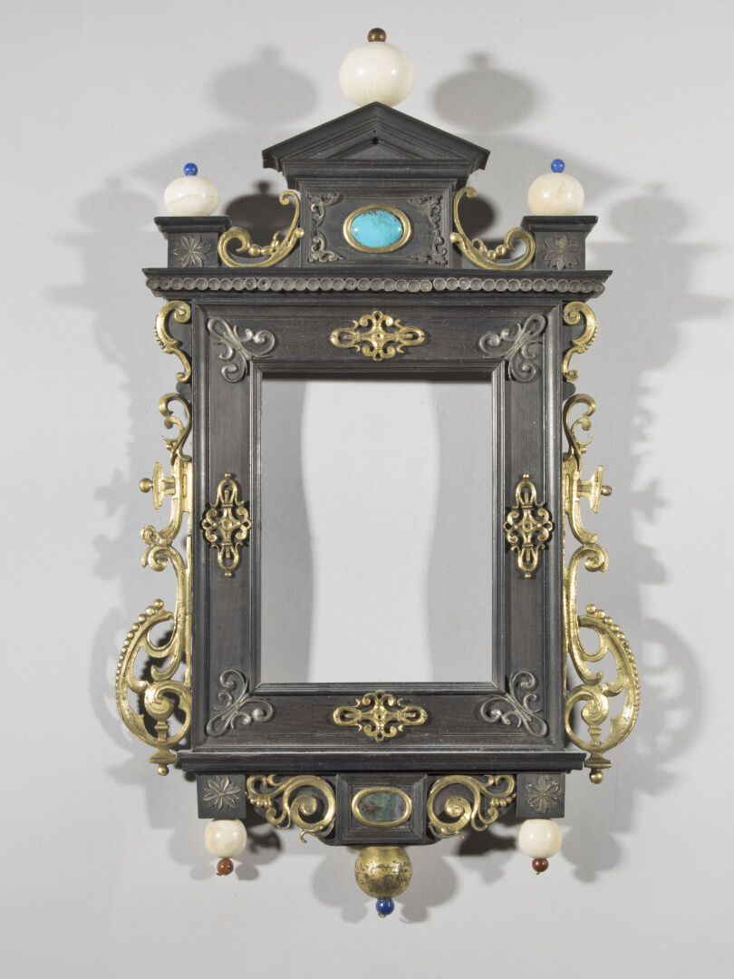 Null 黑檀色的镜子

意大利，17-18世纪

丰富的金银珠宝装饰，镶嵌硬石凸圆形宝石。

高度：34厘米