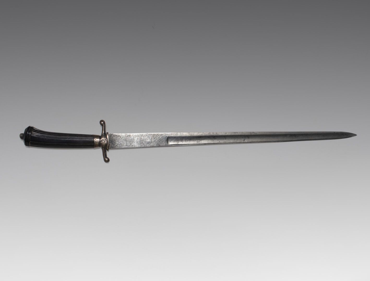 Null 长匕首，木柄

18世纪晚期，路易十六时期

 叶片上有铭文："来自索林根的葡萄标记制造"。

长：50厘米

(130)