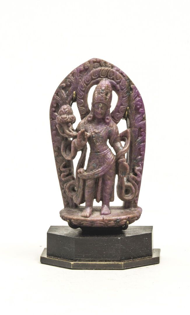 Null Statuette en corindon figurant Padmapani debout tenant tige de lotus

Népal&hellip;