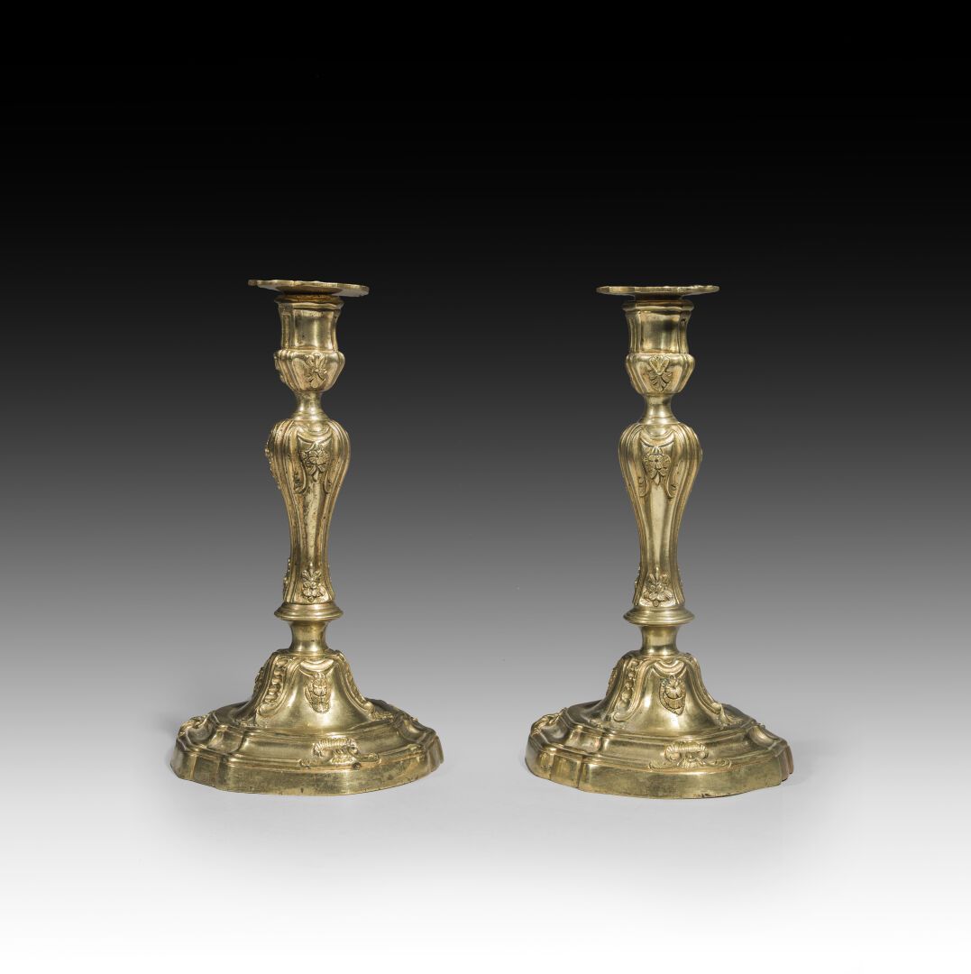 Null 鎏金铜烛台一对

古老的路易十五风格作品

带钉子的装饰，底座是弯曲的。

高：25厘米

(1175)