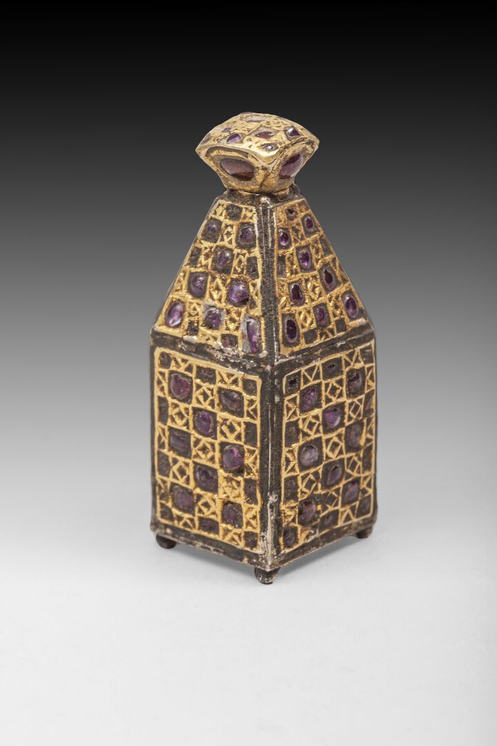 Null Piccolo vaso quadrangolare in bronzo e oro decorato con rubini cabochon.

I&hellip;